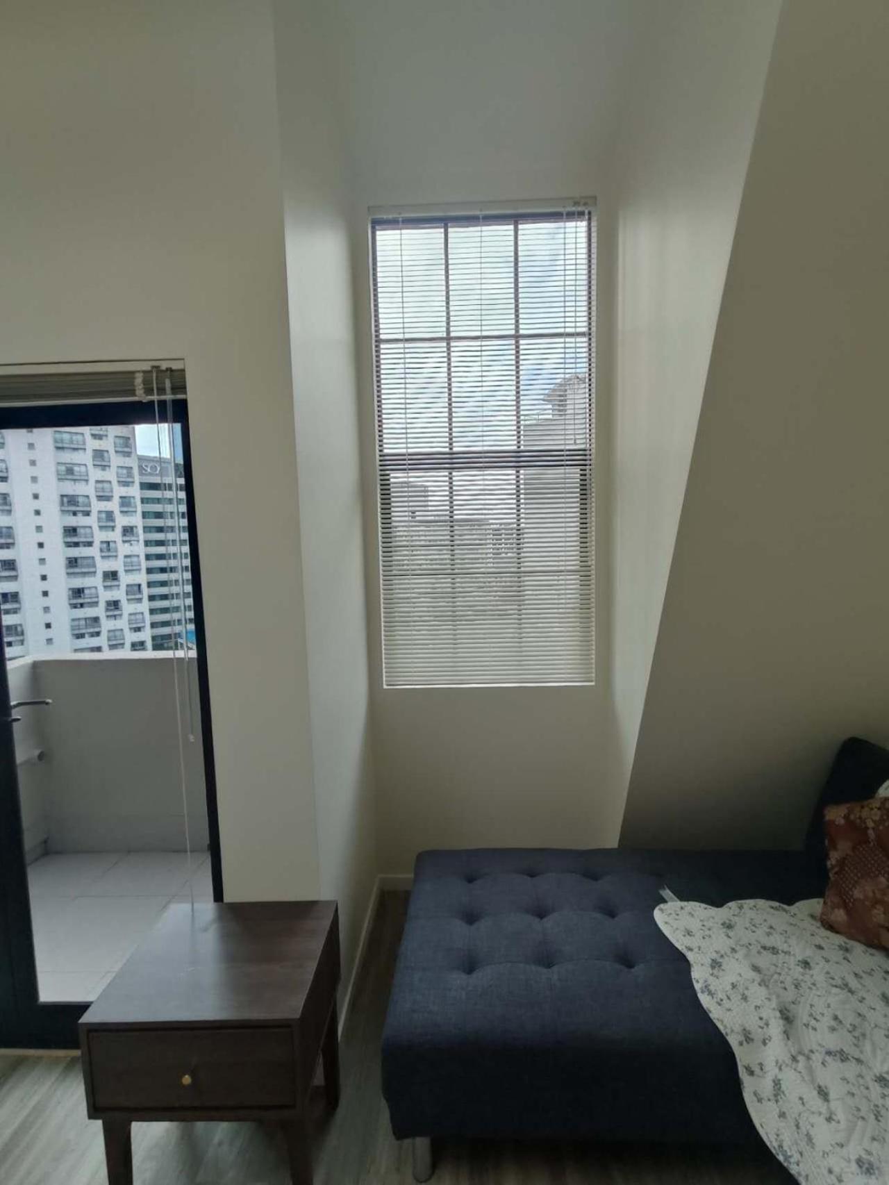 3 Double Beds And 1 Single Bed And 2 Double Sofa Beds In A Small 2 Bedrooms Penthouse Apartment Auckland