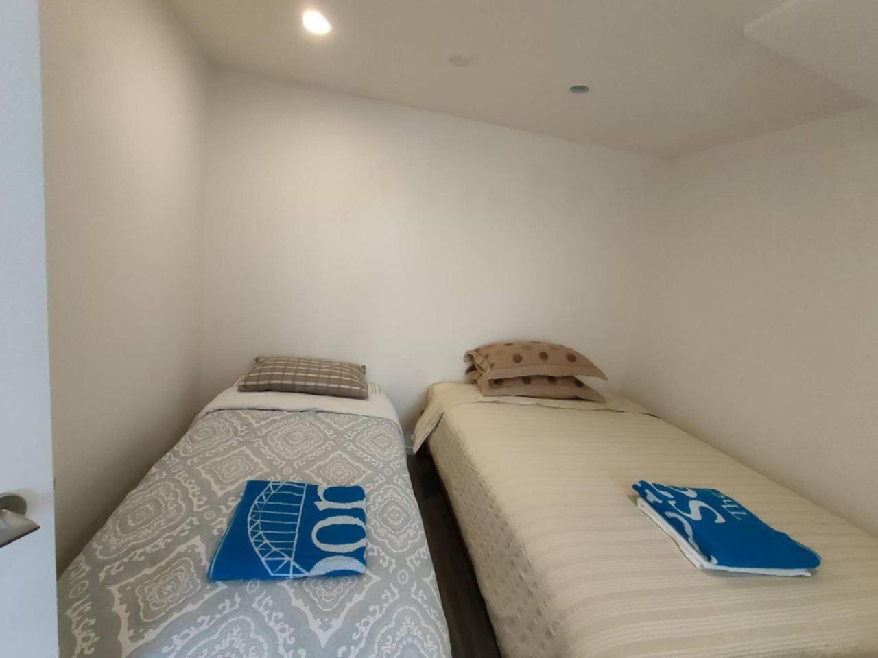3 Double Beds And 1 Single Bed And 2 Double Sofa Beds In A Small 2 Bedrooms Penthouse * Auckland